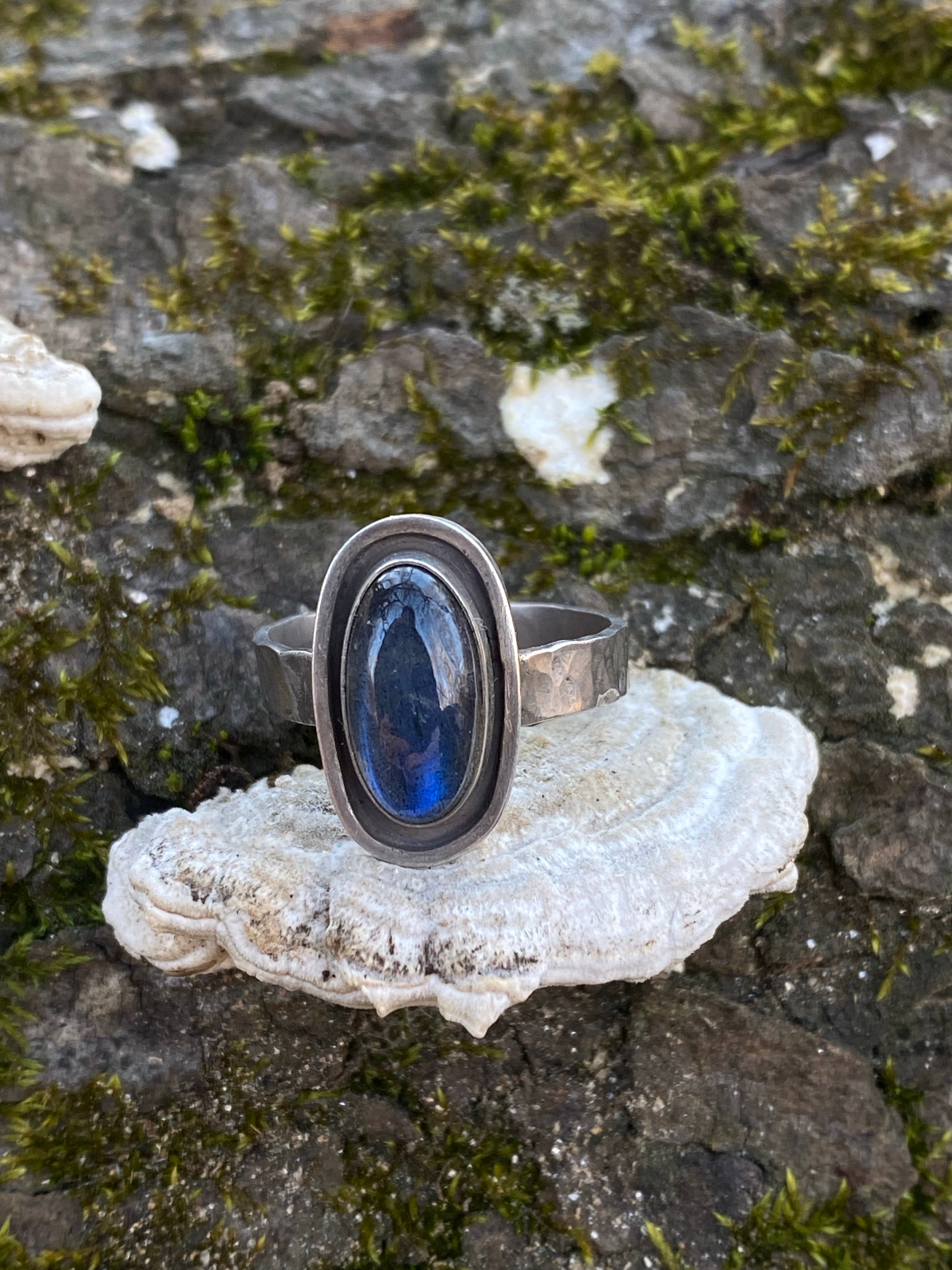 Hammered silver ring deals with stone